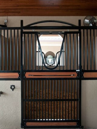 تاسيس وتصميم اسطبلات الخيل