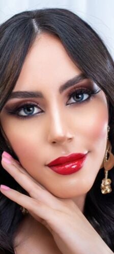 خبيرة مكياج