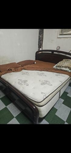 إطار سرير بحجم كينج ومرتبة.