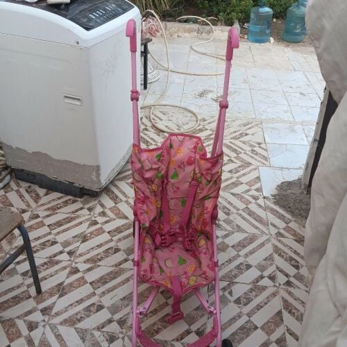 عربة أطفال لصعود علي الطائرة