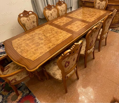 طاولة طعام وكراسي