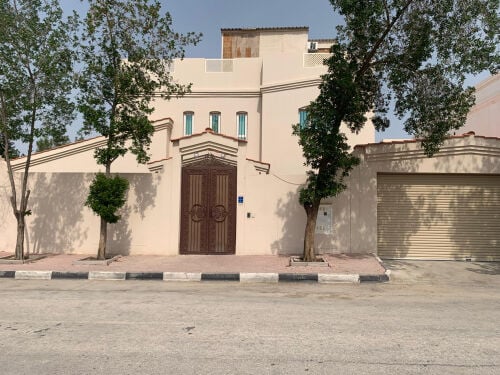 للإيجار فيلا نضيفة في الهلال