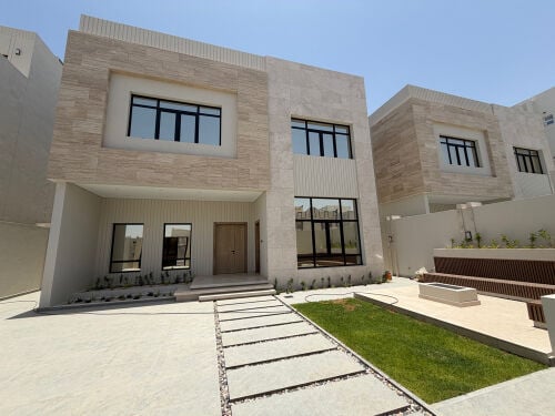 للبيع فيلا فخمة و فاخرة في خيسة