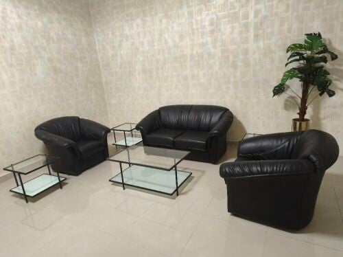 طقم كراسي جلد مع طاولات ممتاز
