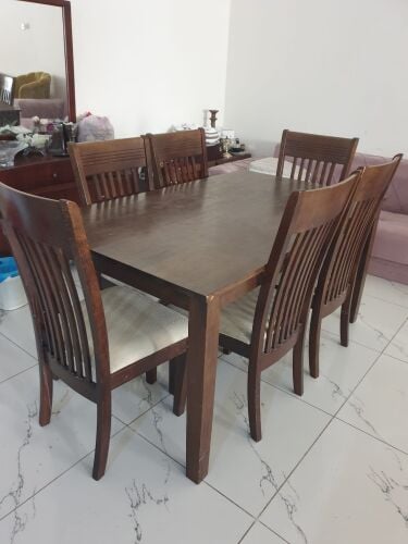 طاولة بحالة جيدة