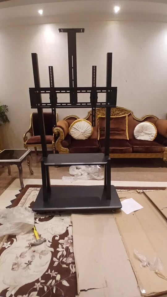 حامل تلفزيون مع عربة يمكن استخدام