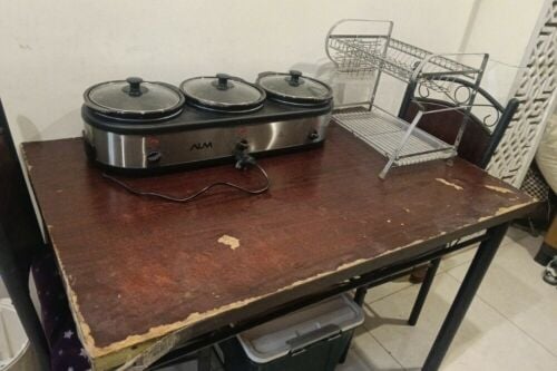 أدوات مطبخ وطاولة خشب مع كراسي 2