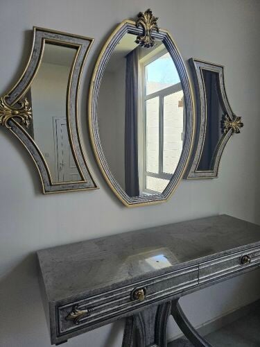 Entrance table and mirror decor