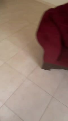 كنب عنابي اللون مع مخدات