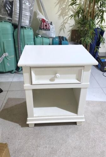 Table Bedside 
White Nightstands
Ho