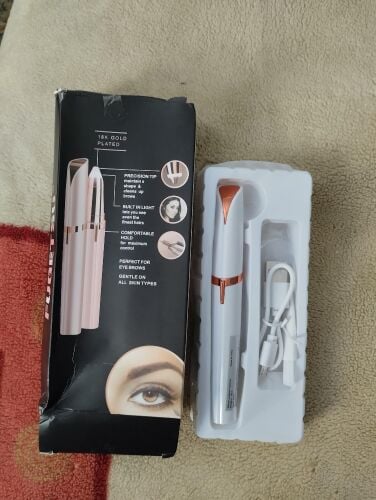 eyebrow trimmer