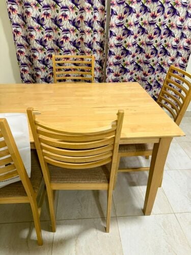 Dinning table urgent sale like new
