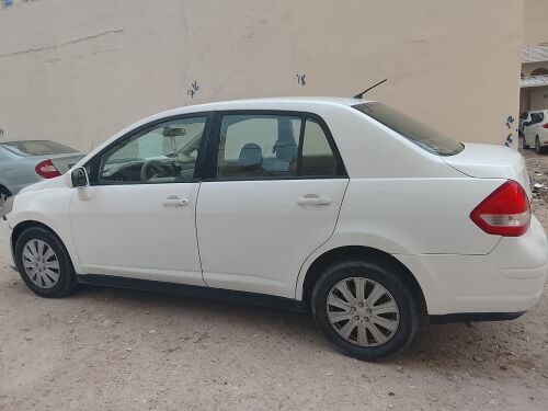 Nissan Tidda car