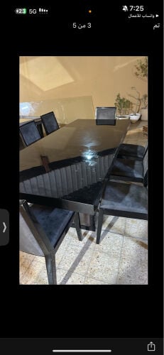 طاولة طعام وطاولة بوفيه وسرير