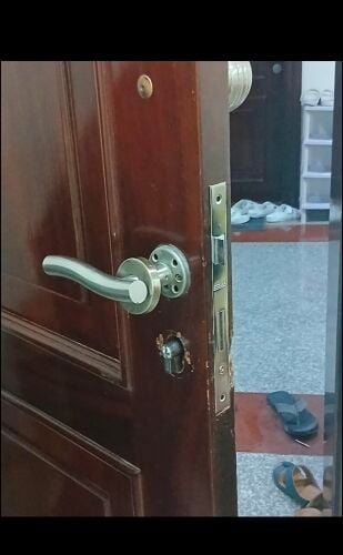 تركيب وصيانة الأبواب والاقفال وفت