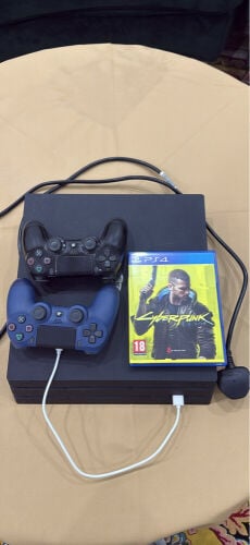 Ps4 Pro (2 controllers + Cyberpunk)