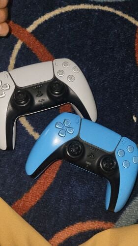 2 ps5 controllers