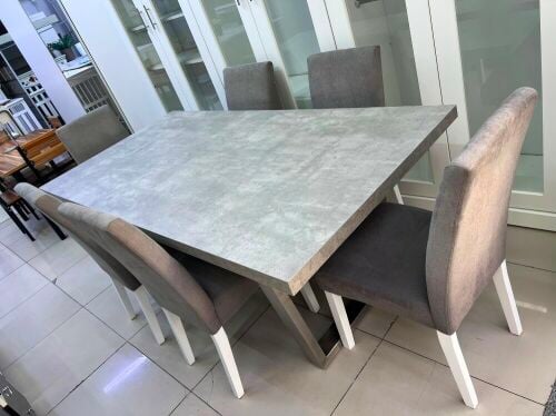 For sale dinig table with 6 chair