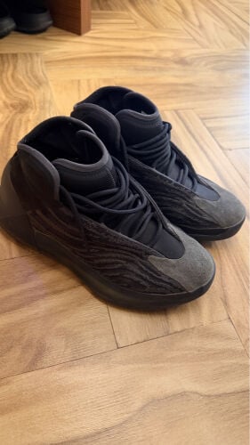 yeezy QNTM onyx 