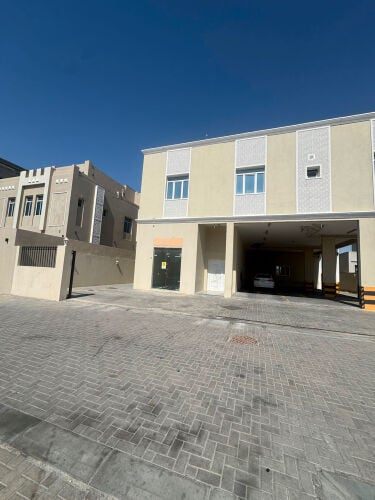 للإيجار محلات في الخور
