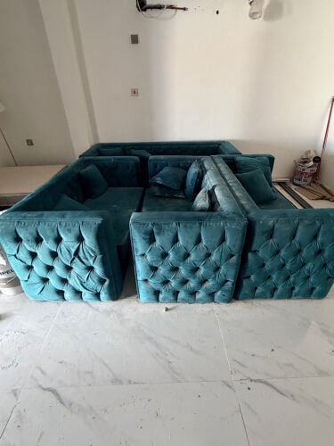 كنب وطاولات وإنارات جداريه