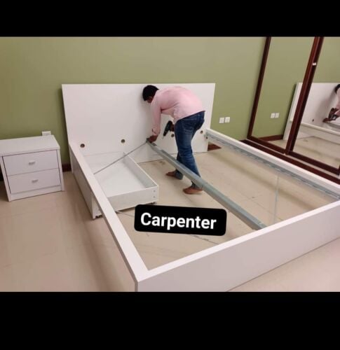 نجار متخصص في تفكيك وإعادة تركيب