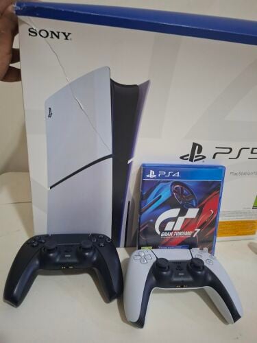 بليستيشن 5 شبه مع اتنين كنترول