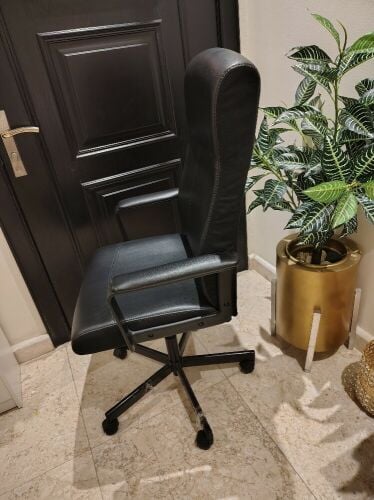 black desk chair