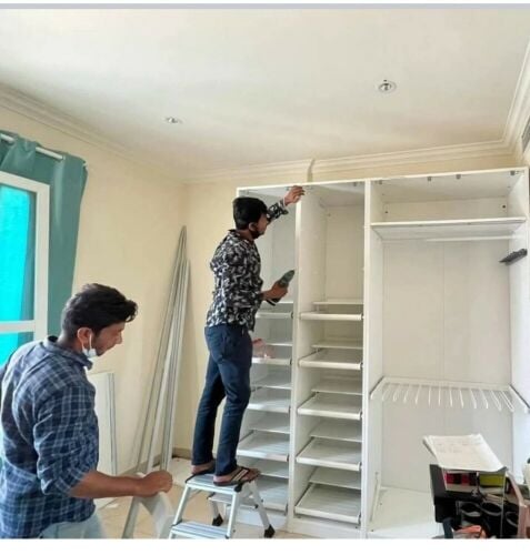 نجار متخصص في تفكيك وإعادة تركيب.