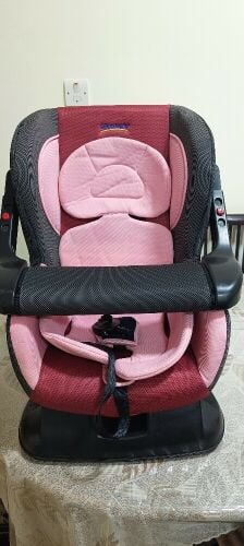 مقعد سيارة اطفال ممتازنظيف وماركة
