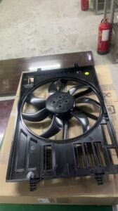 Engine radiator cooling fan