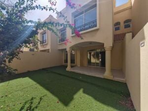 للإيجار | فيلا | 4 غرف | حديقة