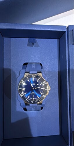 Oris aquis date blue dial