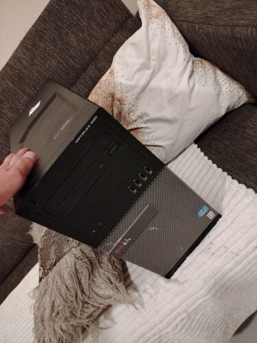 كمبيوتر مع شاشه و ماوس و كيبورد
