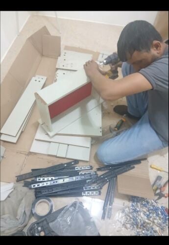 نجار متخصص في تفكيك وإعادة تركيب
