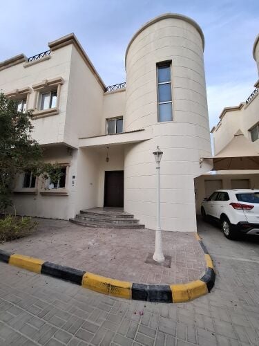 للإيجار فيلا بمجمع في الخريطيات