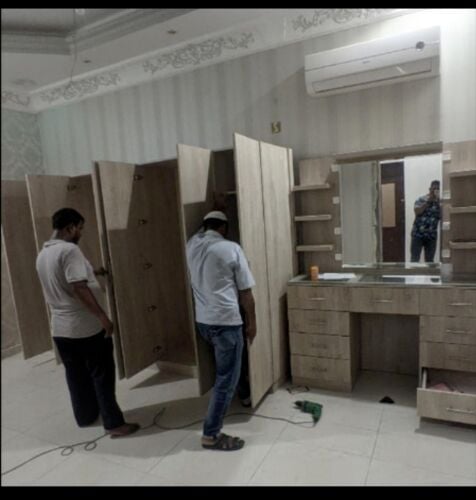 نجار متخصص في تفكيك وإعادة تركيب
