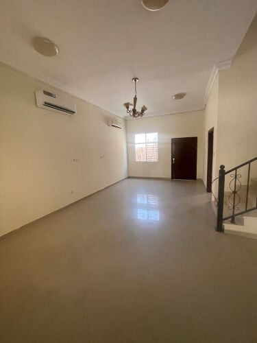 للايجارفيلاداخل مجمع4غرف8000
