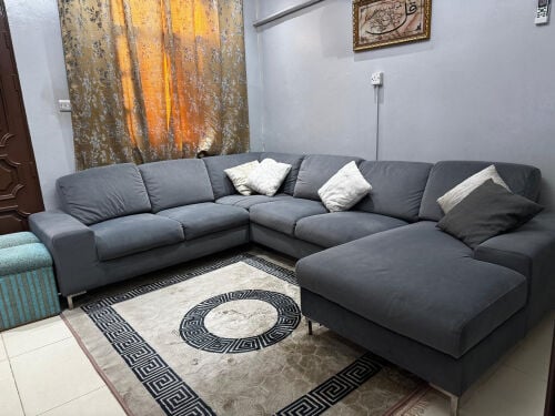 كنب رمادي كبير