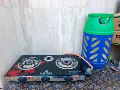 Gas cylinder with stove pipe regula