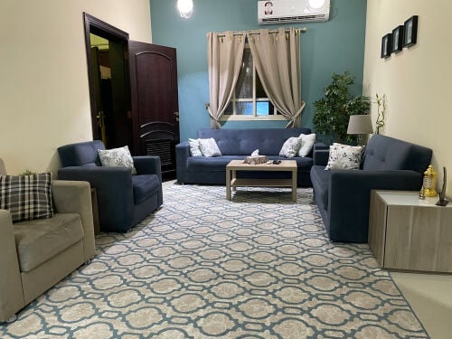 طقم كنب عدد 7 اشخاص بحالة جيدة 