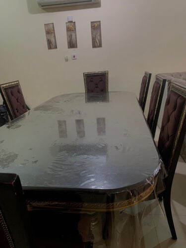طاولة مع 7 كراسي 