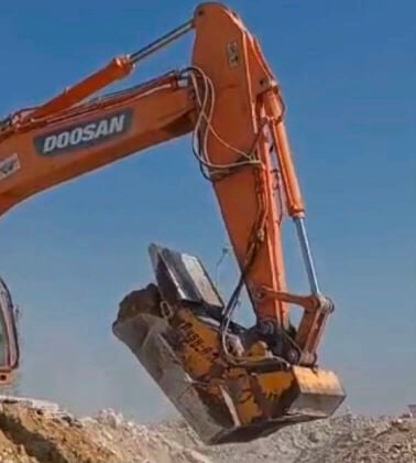 CRUSHER FOR EXCAVATOR