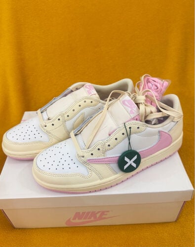 Jordan 1 Low OG TRAVIS SCOTT 