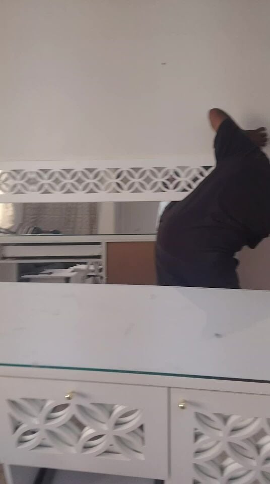 أعمال النجارة وتزيين المنازل.