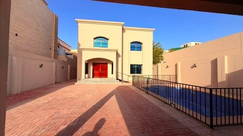 للايجار فيلا بالمطار مع مسبح
