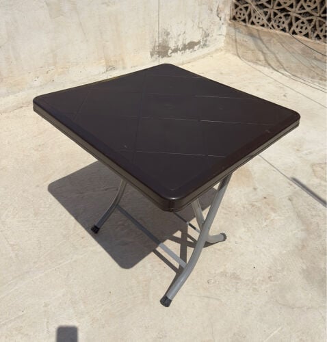 Folding table 