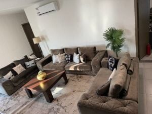 طقم كنب فاخر مخملي بحالة ممتازة