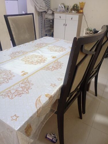 طاولة طعام مع اربع كراسي