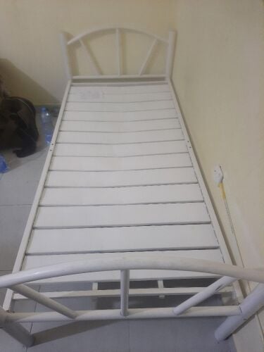 سرير ابيض مفرد